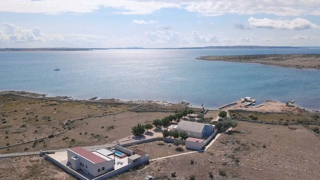 Modern 3-Bedroom Villa with Outdoor Pool in Košljun