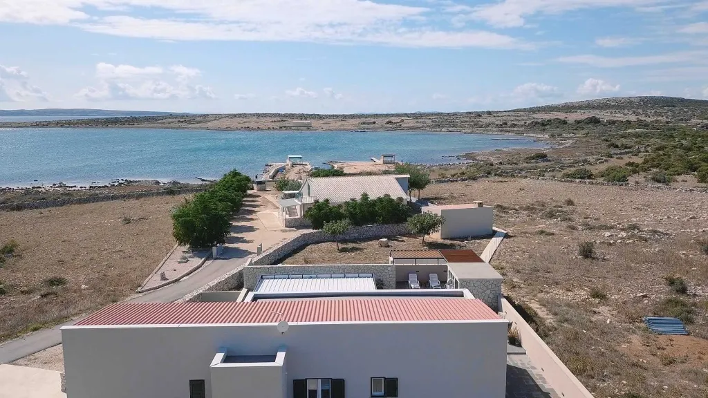 Modern 3-Bedroom Villa with Outdoor Pool in Košljun