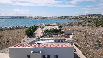 Modern 3-Bedroom Villa with Outdoor Pool in Košljun