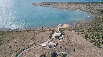 Modern 3-Bedroom Villa with Outdoor Pool in Košljun