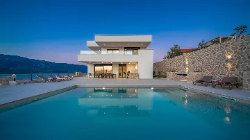 Villa in Vinjerac with Sea View and Outdoor Pool