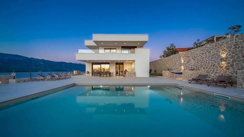 Villa in Vinjerac with Sea View and Outdoor Pool