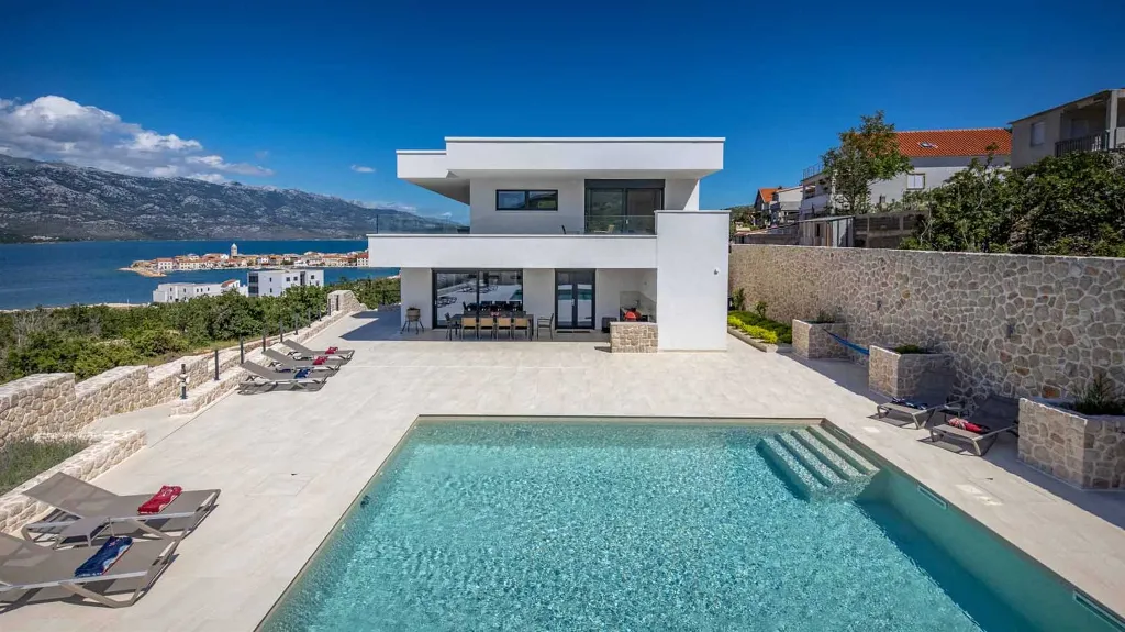Villa in Vinjerac with Sea View and Outdoor Pool