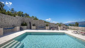 Villa in Vinjerac with Sea View and Outdoor Pool