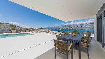 Villa in Vinjerac with Sea View and Outdoor Pool