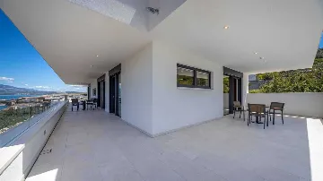 Villa in Vinjerac with Sea View and Outdoor Pool