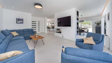 Villa in Vinjerac with Sea View and Outdoor Pool