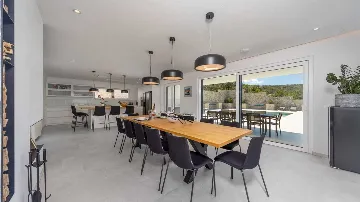 Villa in Vinjerac with Sea View and Outdoor Pool