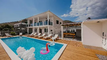 4-Bedroom Villa with Pool and Sea Views in Seget Donji