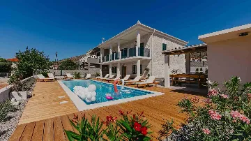4-Bedroom Villa with Pool and Sea Views in Seget Donji