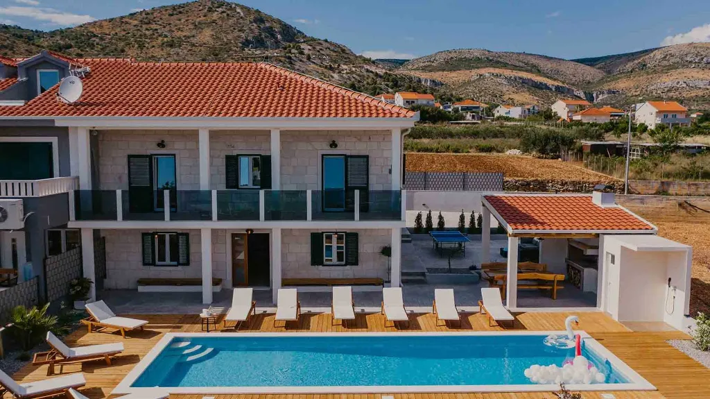 4-Bedroom Villa with Pool and Sea Views in Seget Donji