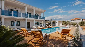 4-Bedroom Villa with Pool and Sea Views in Seget Donji