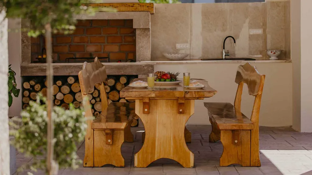 4-Bedroom Villa with Pool and Sea Views in Seget Donji