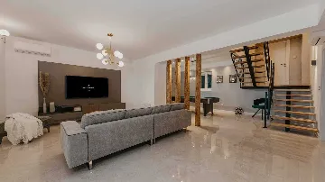 4-Bedroom Villa with Pool and Sea Views in Seget Donji