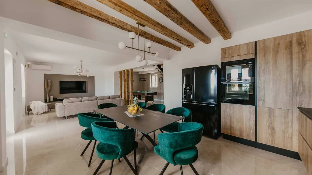 4-Bedroom Villa with Pool and Sea Views in Seget Donji