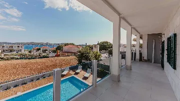 4-Bedroom Villa with Pool and Sea Views in Seget Donji