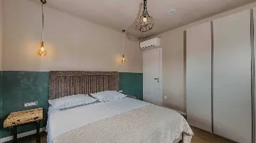 4-Bedroom Villa with Pool and Sea Views in Seget Donji