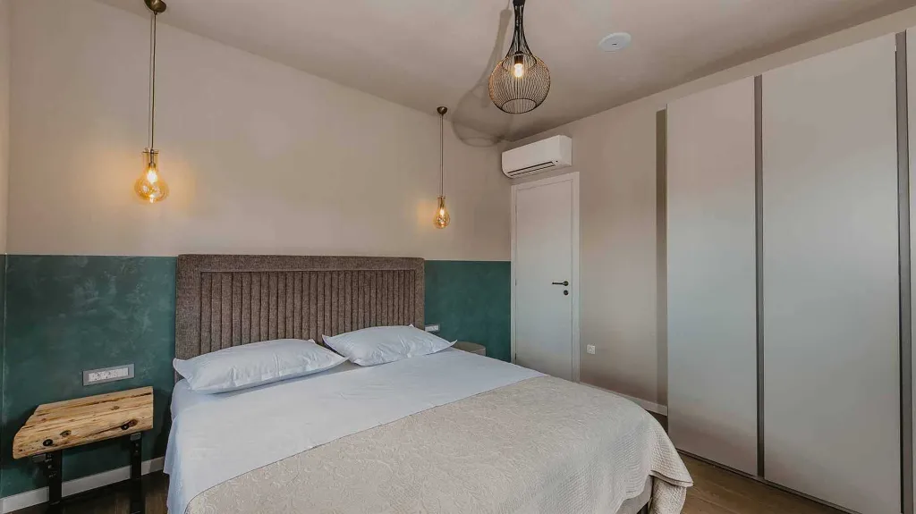 4-Bedroom Villa with Pool and Sea Views in Seget Donji