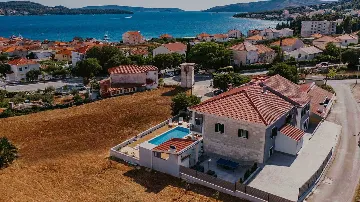 4-Bedroom Villa with Pool and Sea Views in Seget Donji
