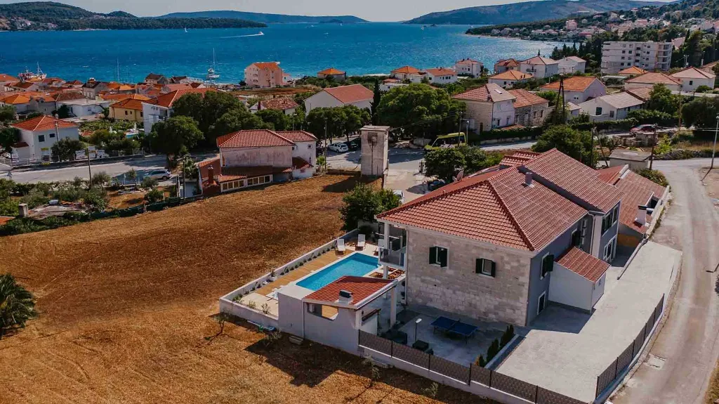4-Bedroom Villa with Pool and Sea Views in Seget Donji