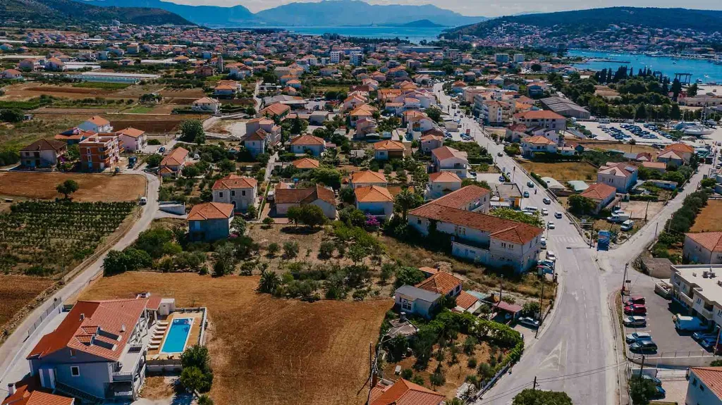 4-Bedroom Villa with Pool and Sea Views in Seget Donji