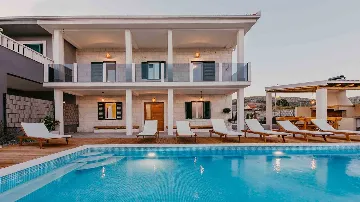 4-Bedroom Villa with Pool and Sea Views in Seget Donji