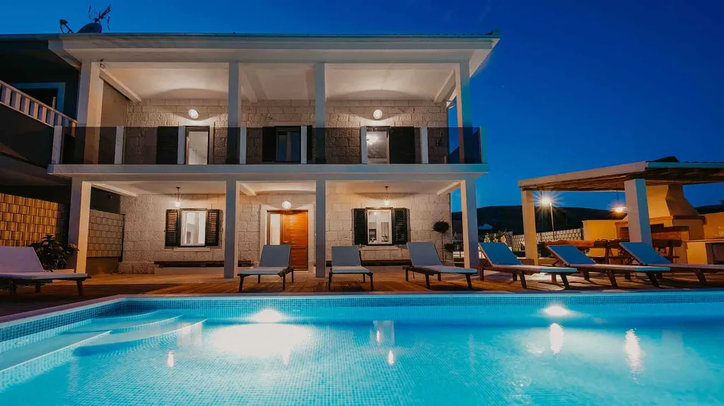 4-Bedroom Villa with Pool and Sea Views in Seget Donji