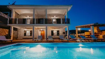 4-Bedroom Villa with Pool and Sea Views in Seget Donji