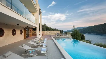 5-Bedroom Villa with Spa & Heated Pool near Labin
