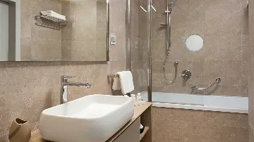 5-Bedroom Villa with Spa & Heated Pool near Labin