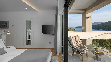 5-Bedroom Villa with Spa & Heated Pool near Labin