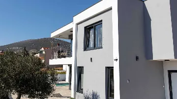 3-Bedroom Villa with Pool & BBQ in Kaštel Novi