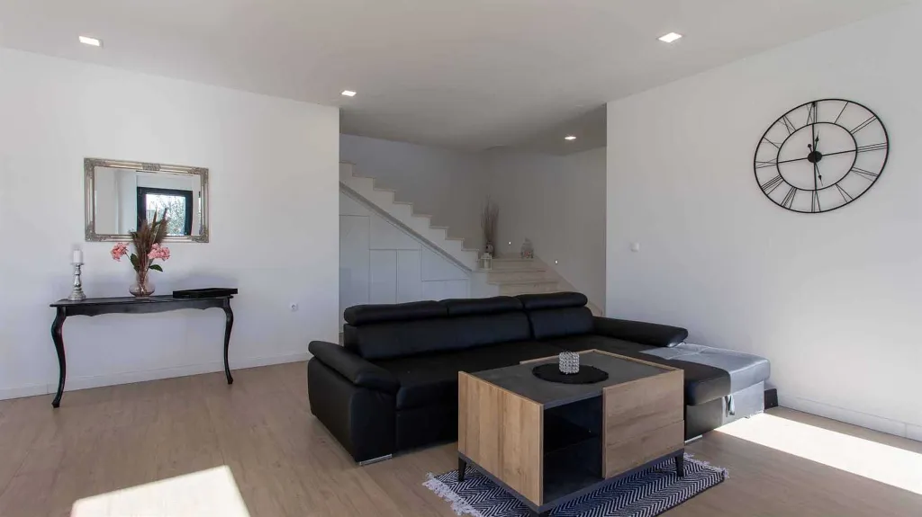3-Bedroom Villa with Pool & BBQ in Kaštel Novi