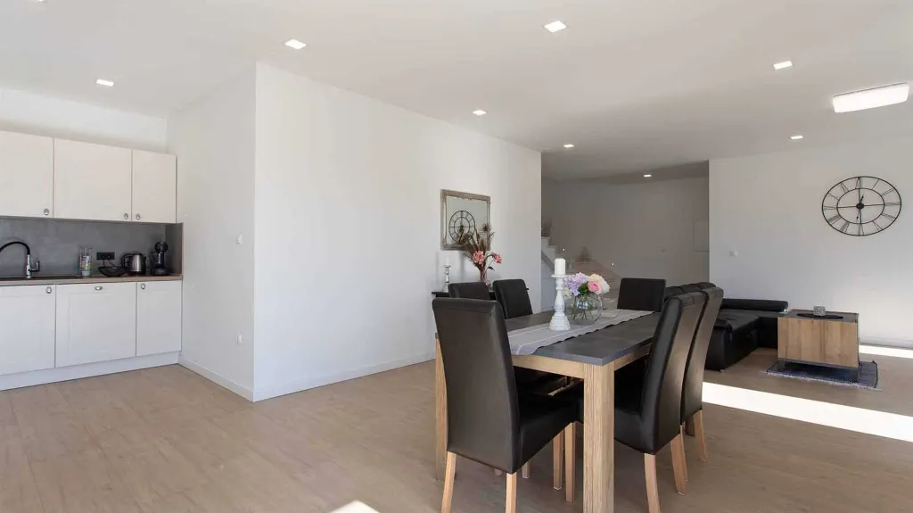 3-Bedroom Villa with Pool & BBQ in Kaštel Novi