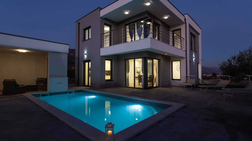 3-Bedroom Villa with Pool & BBQ in Kaštel Novi