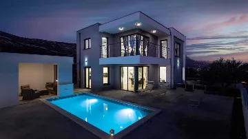 3-Bedroom Villa with Pool & BBQ in Kaštel Novi