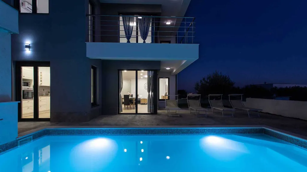 3-Bedroom Villa with Pool & BBQ in Kaštel Novi