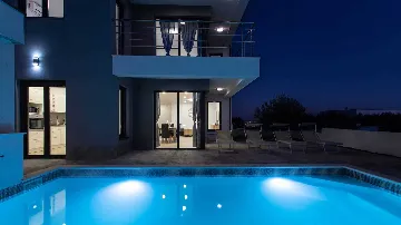 3-Bedroom Villa with Pool & BBQ in Kaštel Novi