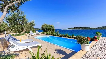 Private 4-Bedroom Villa with Pool in Okrug Gornji