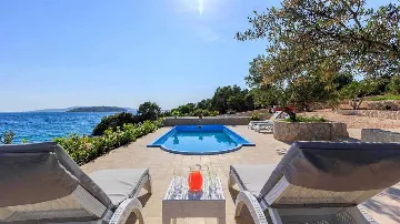 Private 4-Bedroom Villa with Pool in Okrug Gornji