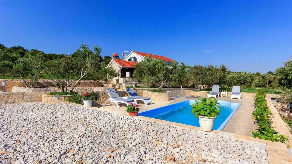Private 4-Bedroom Villa with Pool in Okrug Gornji