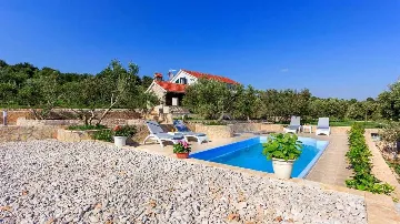 Private 4-Bedroom Villa with Pool in Okrug Gornji