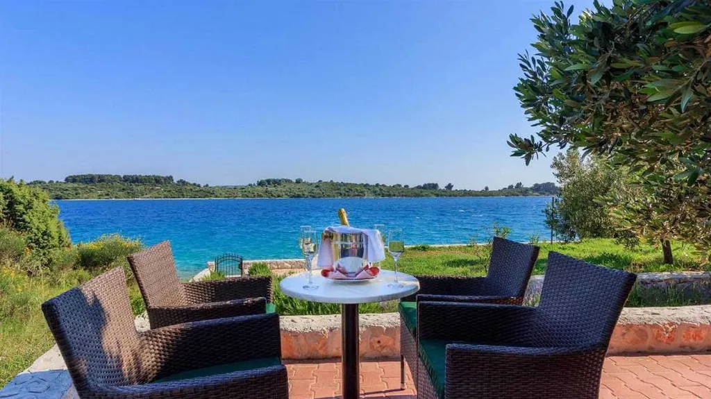 Private 4-Bedroom Villa with Pool in Okrug Gornji