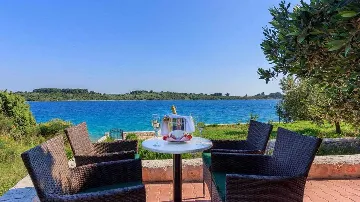 Private 4-Bedroom Villa with Pool in Okrug Gornji