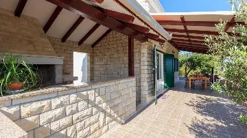 Private 4-Bedroom Villa with Pool in Okrug Gornji