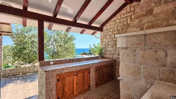Private 4-Bedroom Villa with Pool in Okrug Gornji