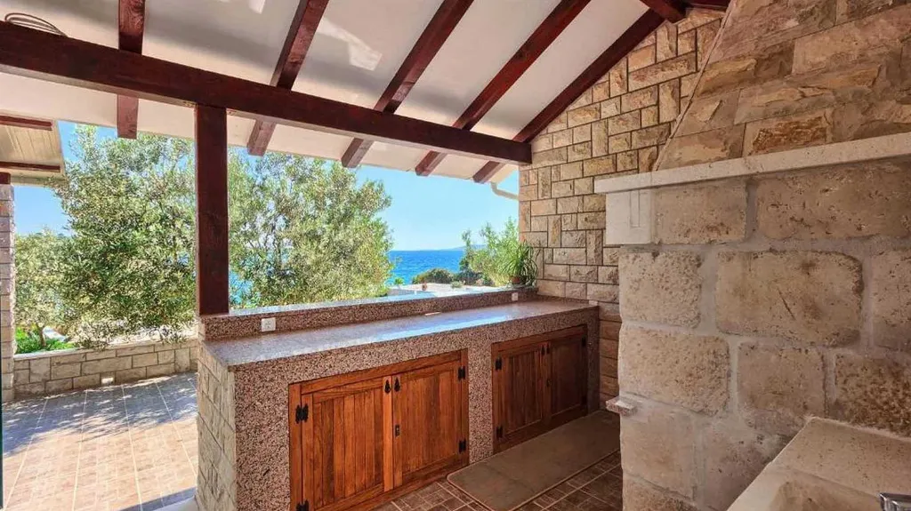 Private 4-Bedroom Villa with Pool in Okrug Gornji