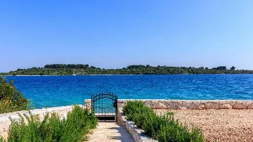 Private 4-Bedroom Villa with Pool in Okrug Gornji