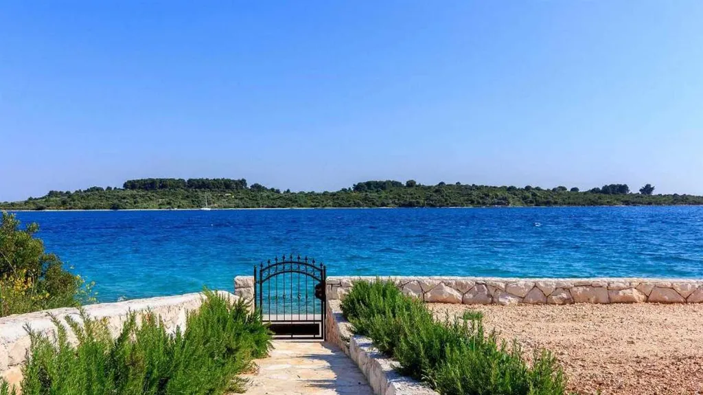 Private 4-Bedroom Villa with Pool in Okrug Gornji