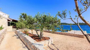 Private 4-Bedroom Villa with Pool in Okrug Gornji